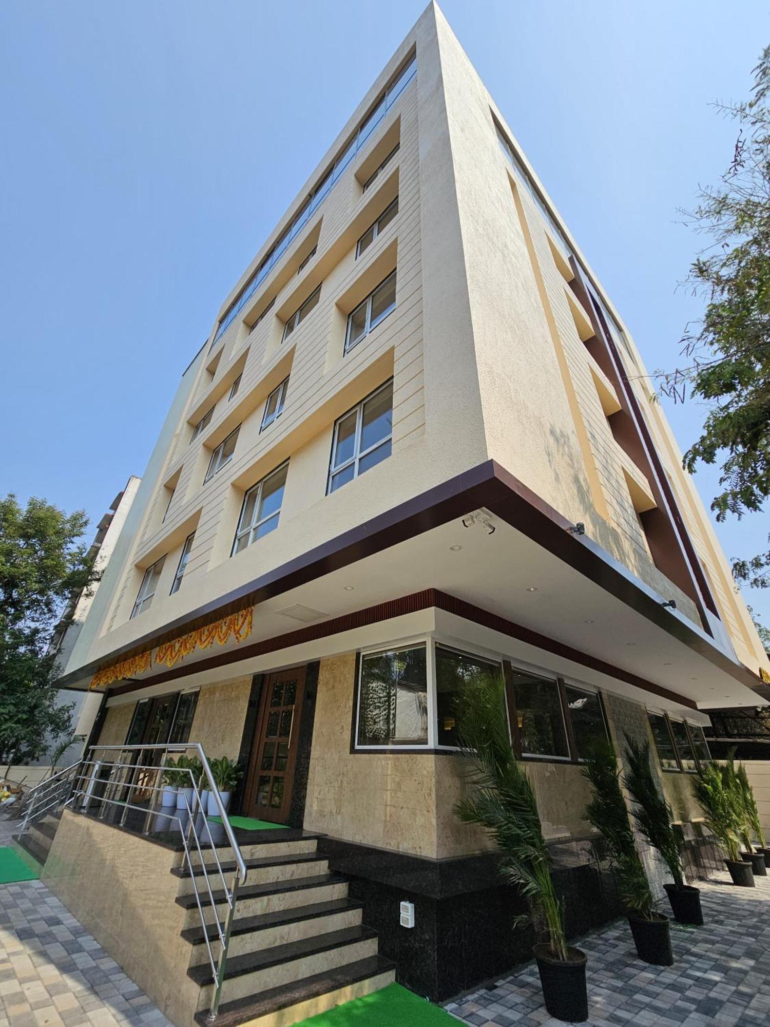 Hotel Golden Nest 탄 외부 사진