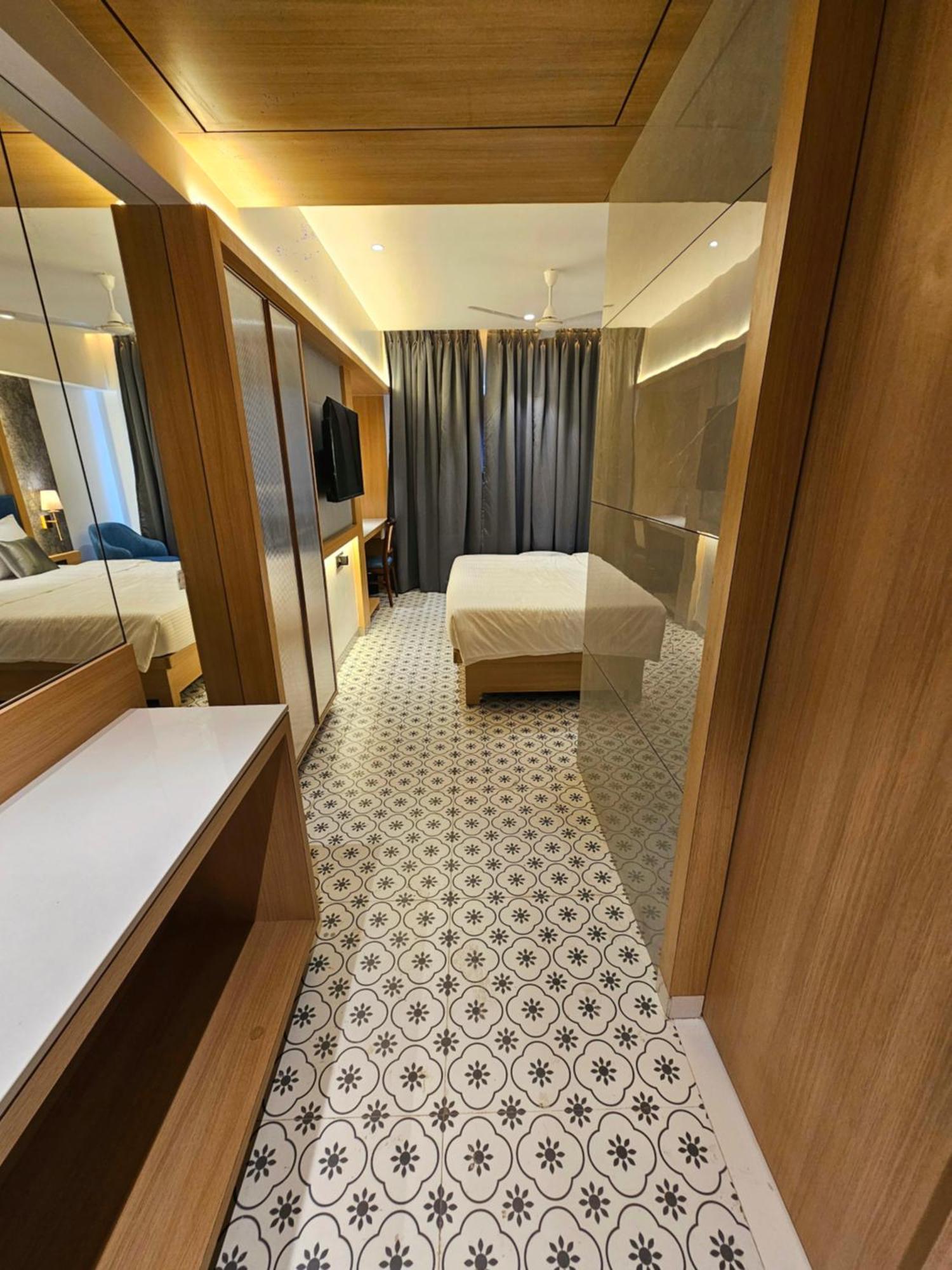 Hotel Golden Nest 탄 외부 사진