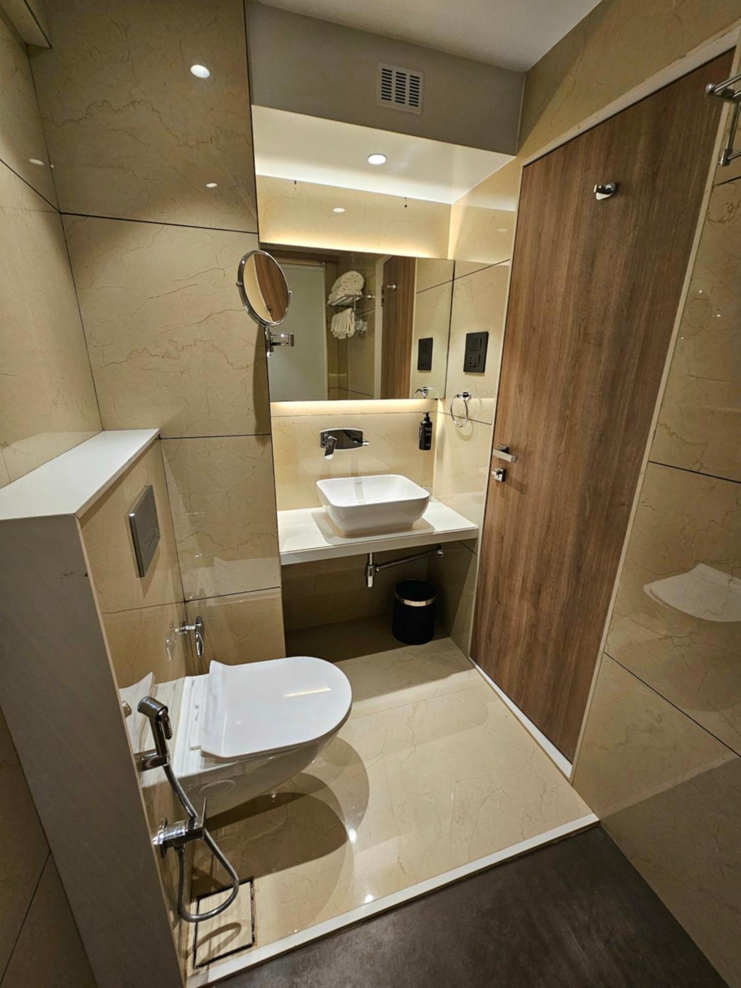 Hotel Golden Nest 탄 외부 사진